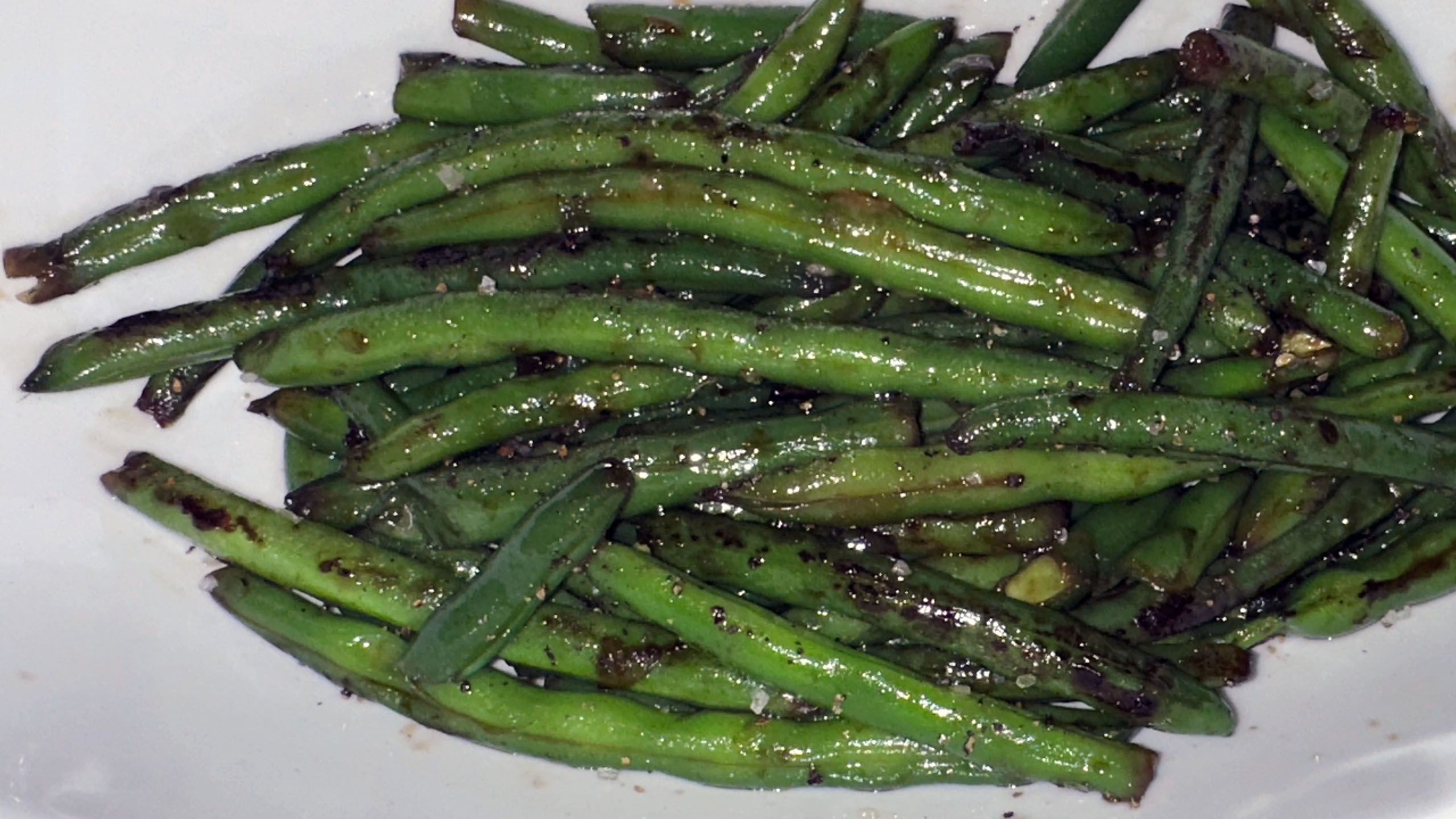 Crisp, savory, and coated in a rich sauce, these green beans will make you forget all about takeout. A quick, easy side dish that’s packed with flavor and ready in no time!