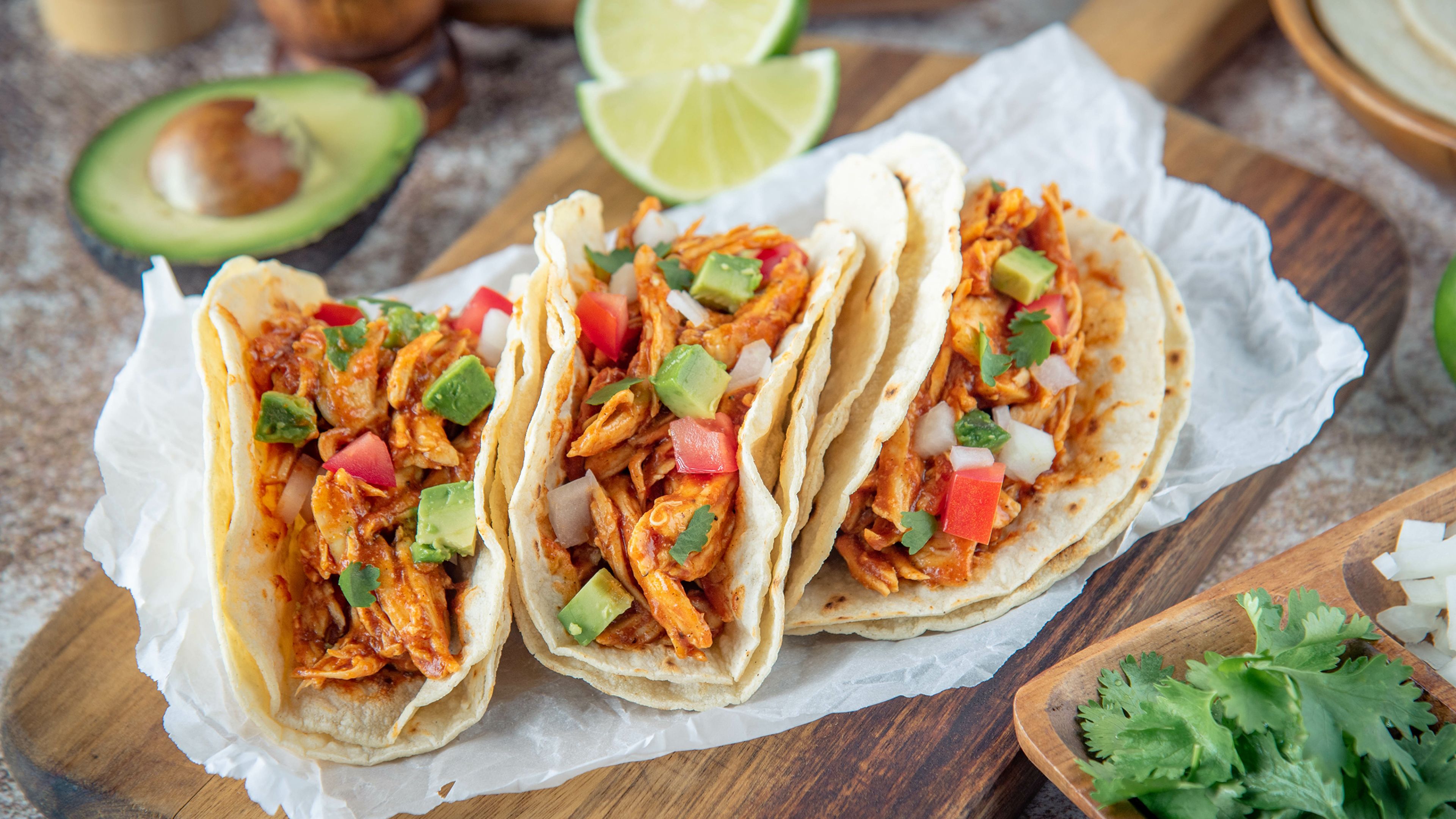 This shredded green chile chicken is tender, juicy, and packed with smoky, spicy flavor. Perfect for tacos, burritos, or nachos, it’s ready in just 30 minutes!