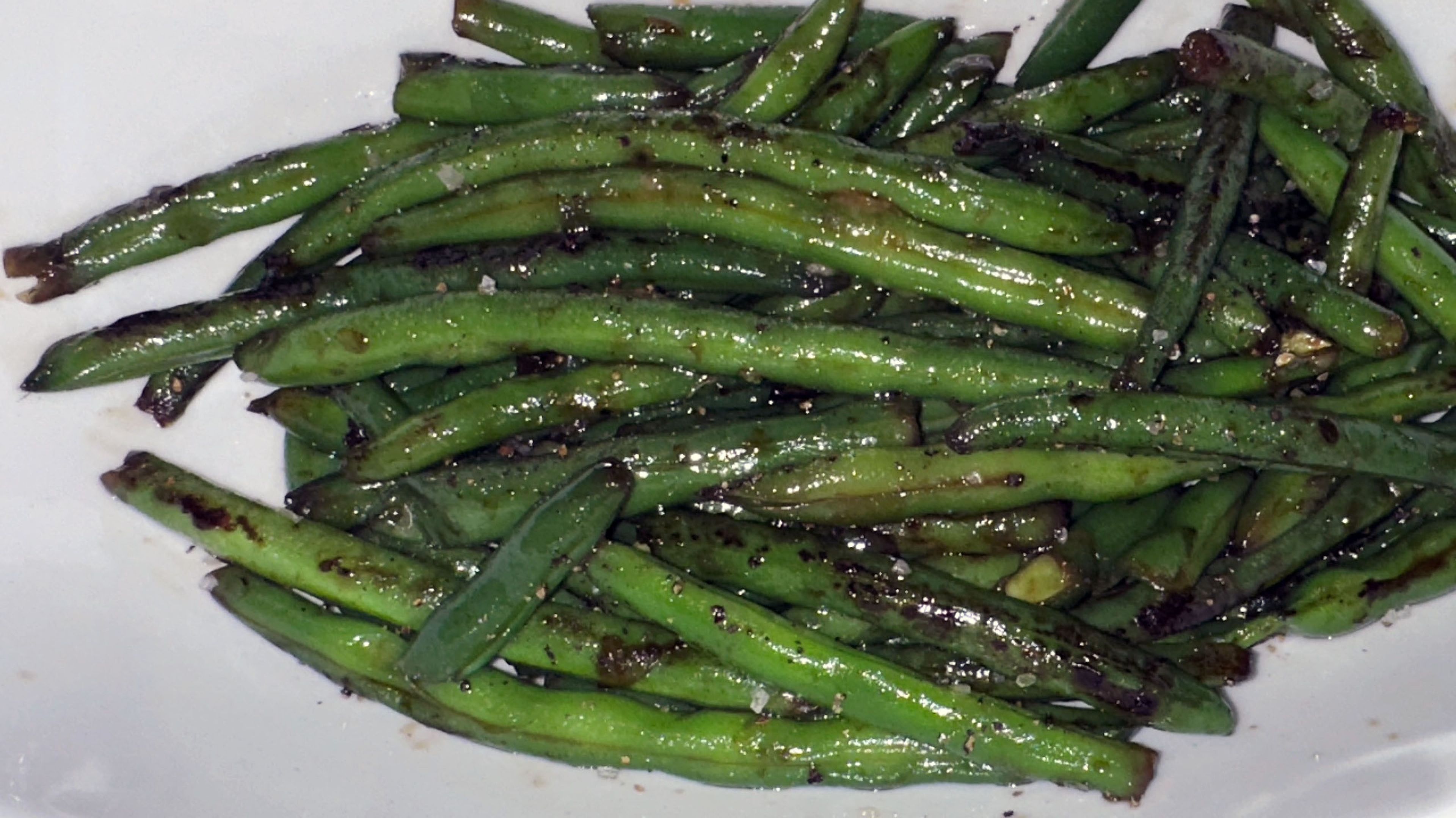 Crisp, savory, and coated in a rich sauce, these green beans will make you forget all about takeout. A quick, easy side dish that’s packed with flavor and ready in no time!